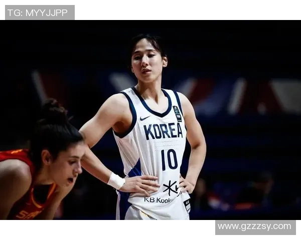 美女偶遇足球球星现场狂喜 亲密互动引发粉丝热议 美女偶遇足球球星现场狂喜 亲密互动引发粉丝热议